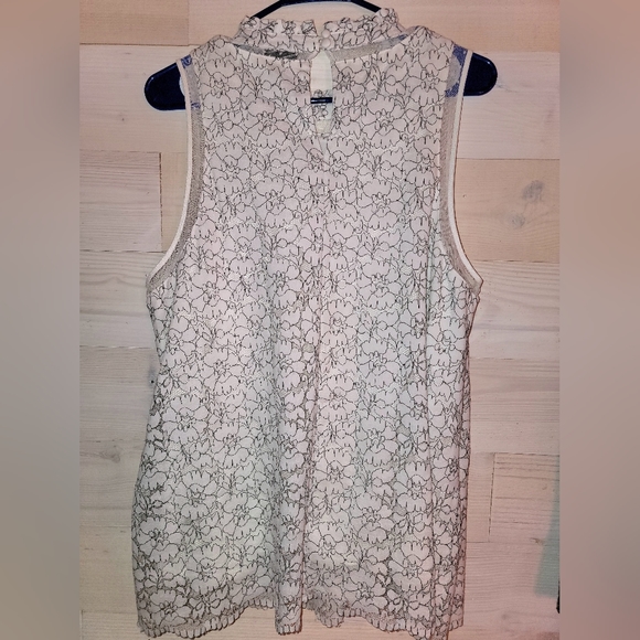 Torrid white blouse - Picture 2 of 5